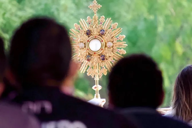 adoracion-eucaristia-ama-al-reves-cathopic-011023